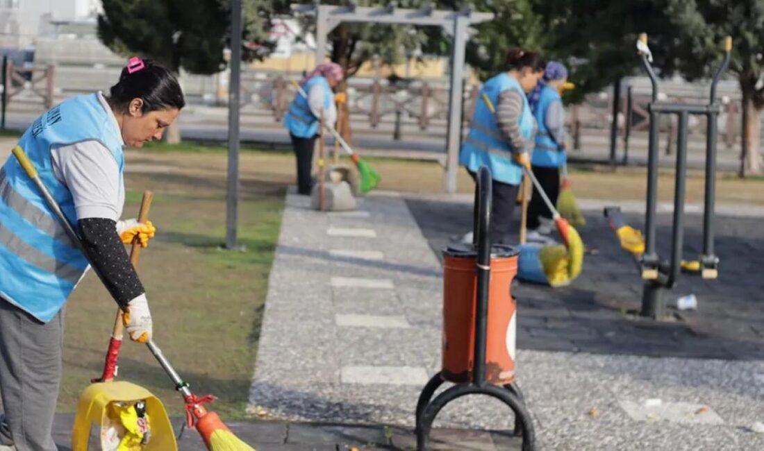 Muğla'da Dalaman Belediyesi Temizlik İşleri Müdürlüğü ekipleri, ilçe genelinde temizlik