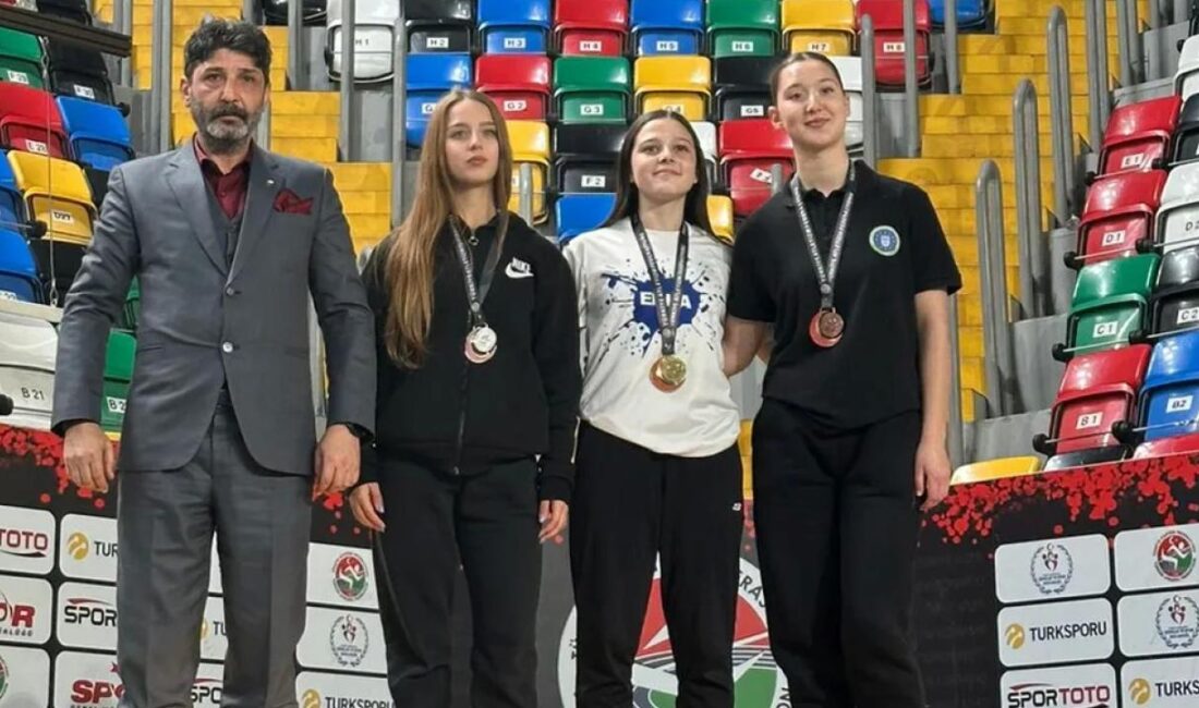 Sakarya Büyükşehir Belediyesi Atletizm sporcularından Erva Cansu Mercan sırıkla atlamada