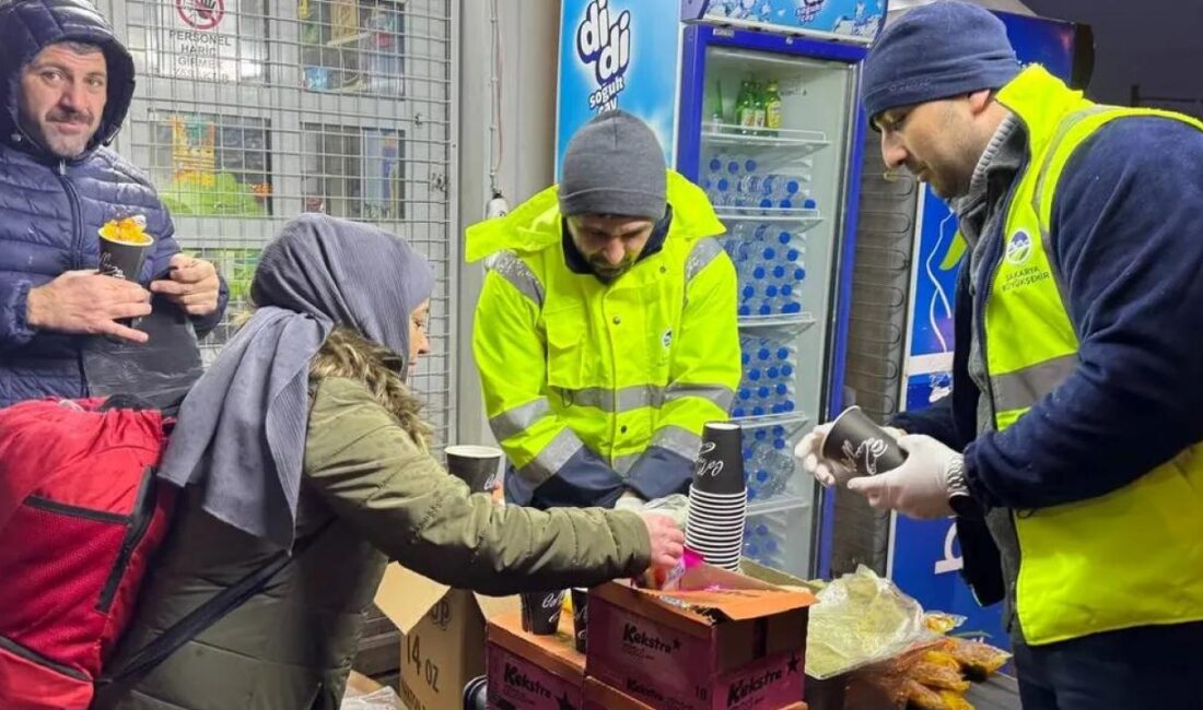 Sakarya Büyükşehir Belediyesi, kar yağışıyla geçen soğuk günlerde sokaklarda olan