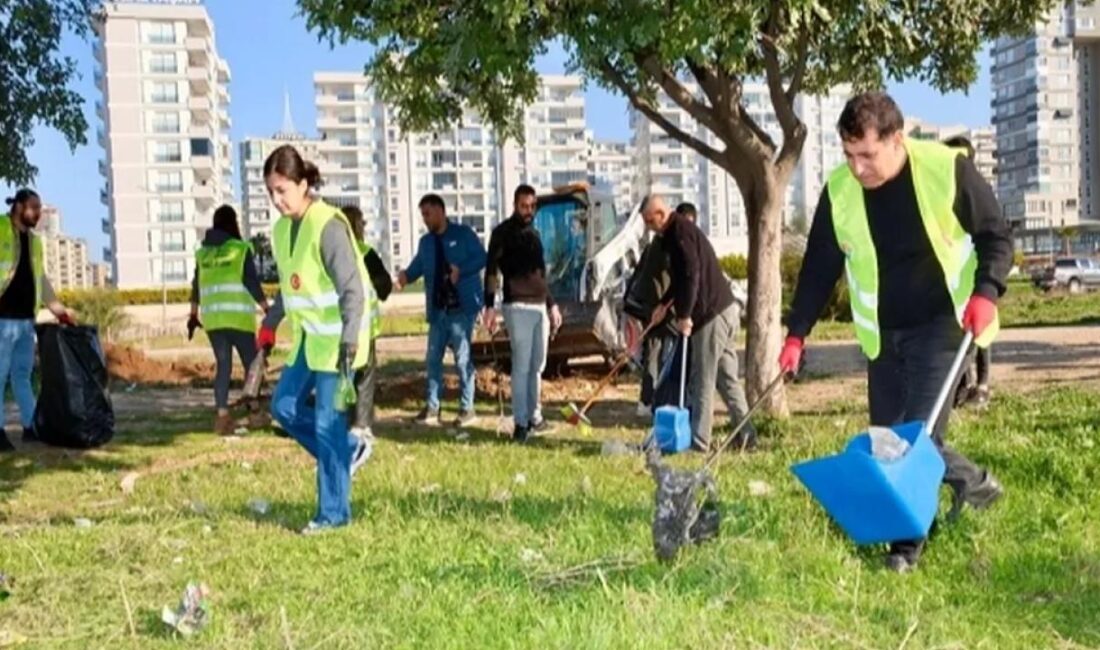 Adana Büyükşehir bürokratları ve çalışanları temizlik yaptı, vatandaşı çöp konusunda