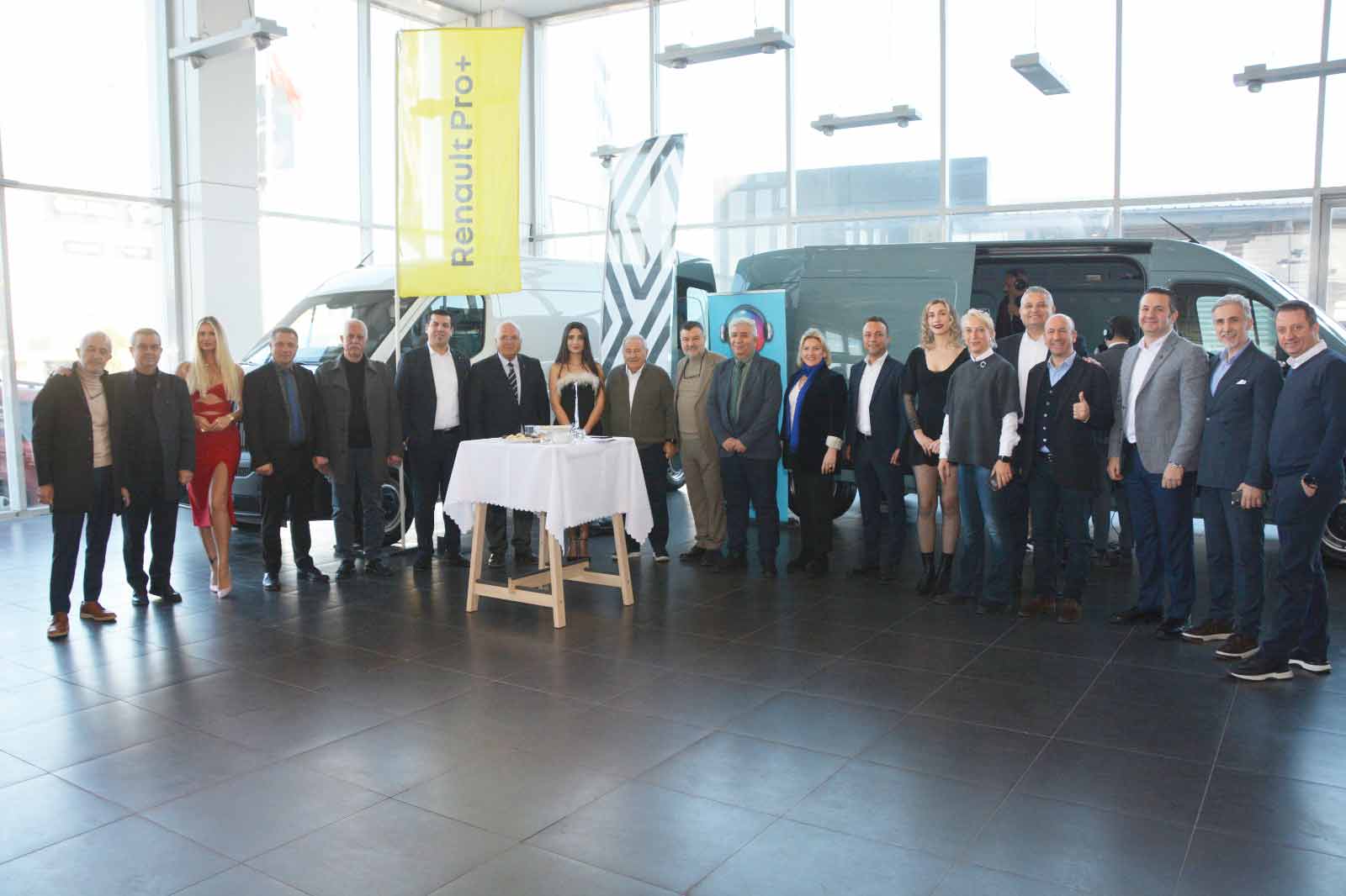 Yılın Ticari Van Aracı Yenı̇ Renault Master Ermat'da Tanıtıldı