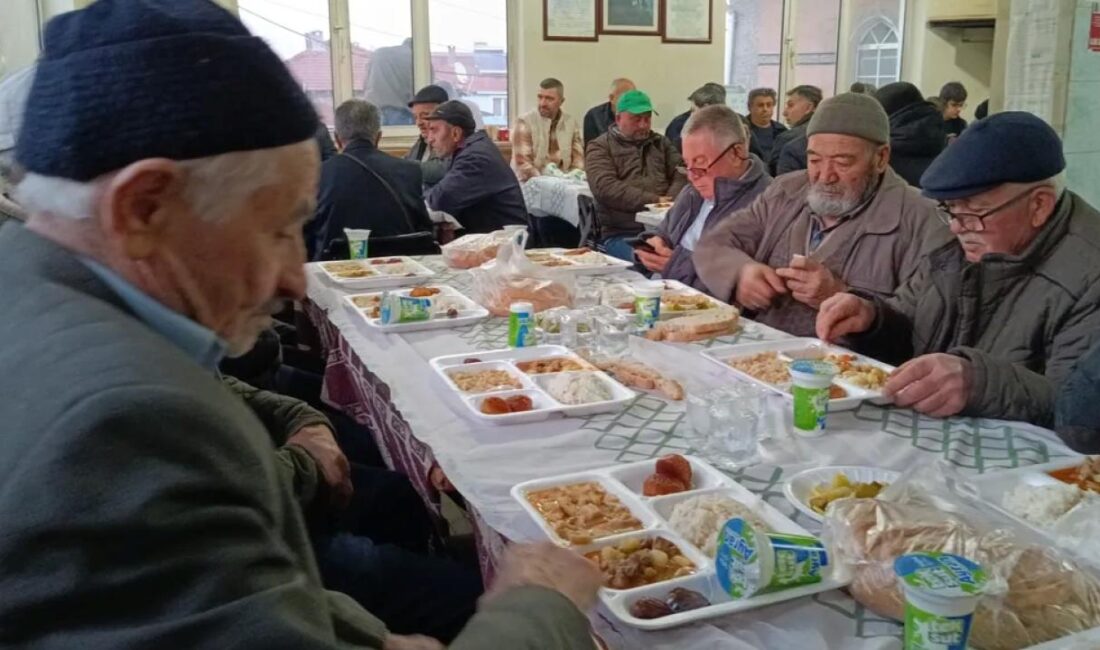 Bilecik'in Pazaryeri ilçesine bağlı Küçükelmalı köyünde vatandaşlar, dedelerinden gördüğü geleneği 30 yıldır sürdürerek