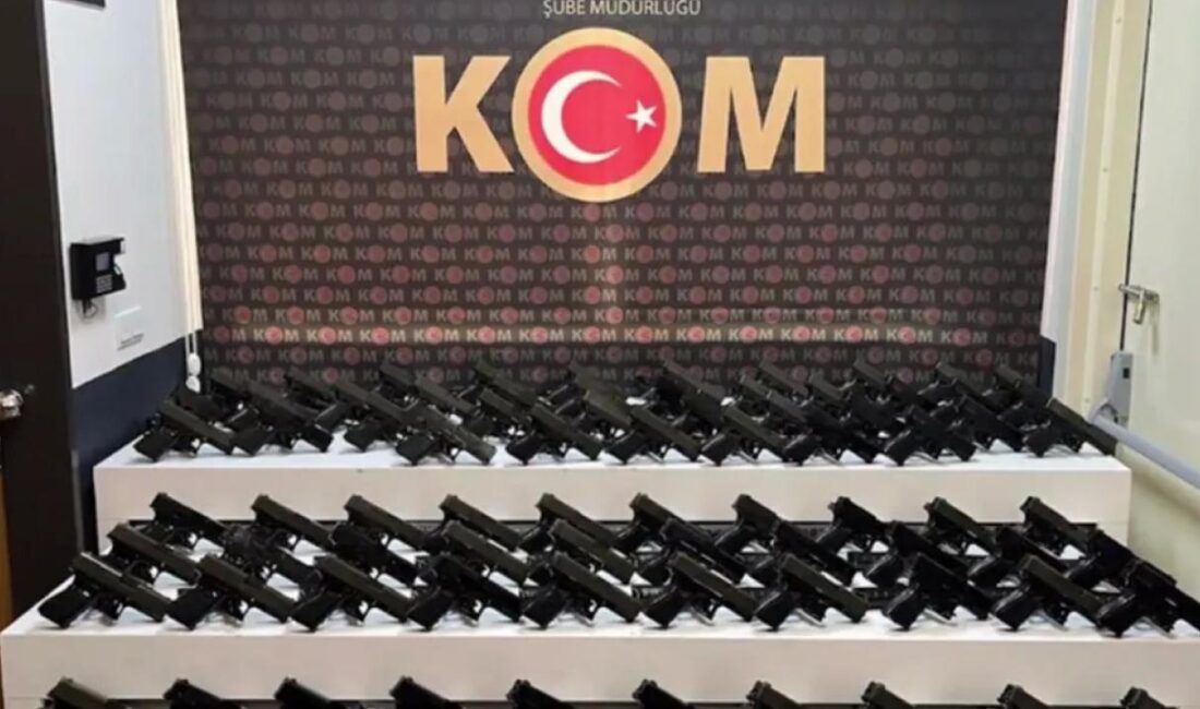 Afyonkarahisar'da düzenlenen operasyonda demonte halinde ele geçirilen binlerce ruhsatsız silahlarla