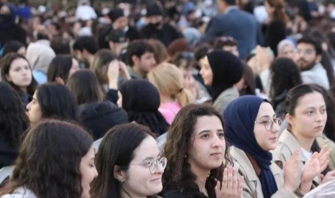 Ankara Üniversitesinde öğrenim gören binlerce öğrenci ve üniversite yönetimi, iftar