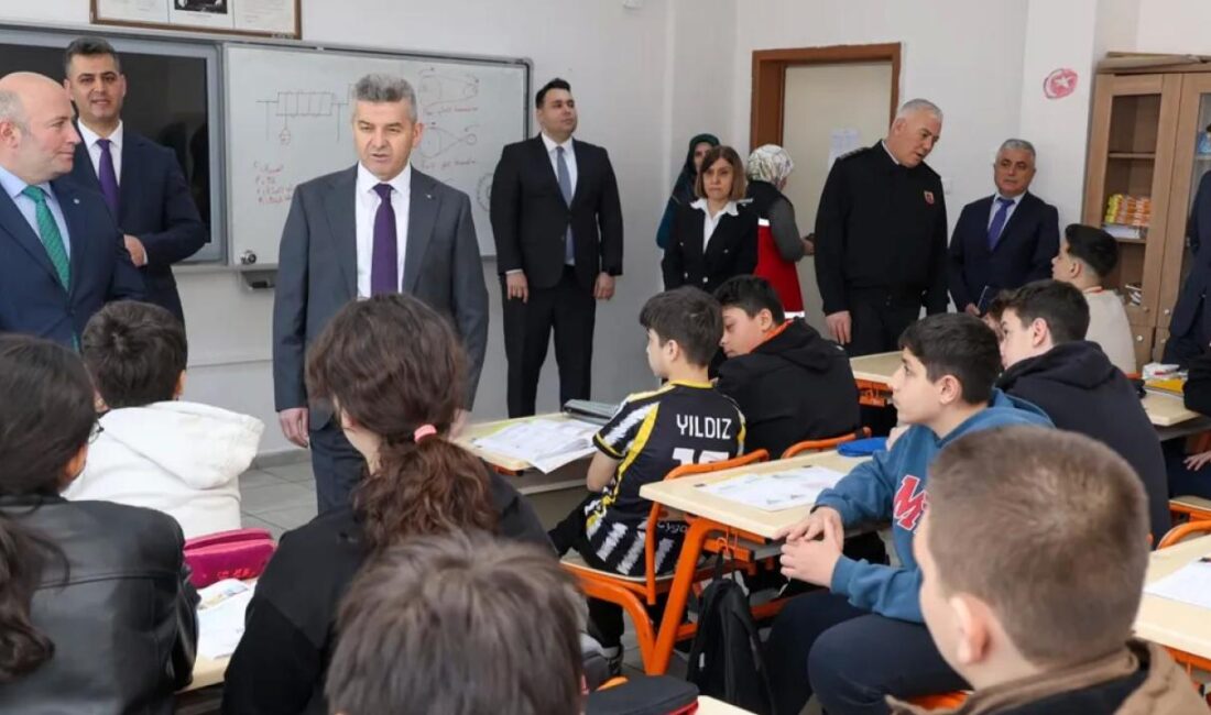 Artvin Valisi Turan Ergün, kent merkezinde okul ziyaretinde bulunarak, öğrenci