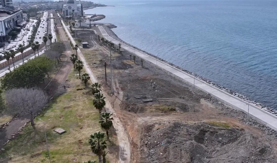 Depremde çökme yaşanan İskenderun Sahili’nde bir yandan kot yükseltme çalışmaları