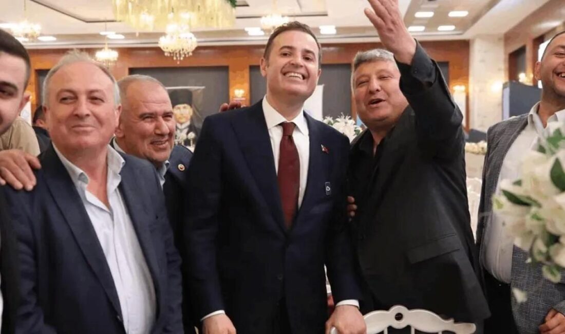 Balıkesir Büyükşehir Belediye Başkanı Ahmet Akın, iftar programında muhtarlarla bir