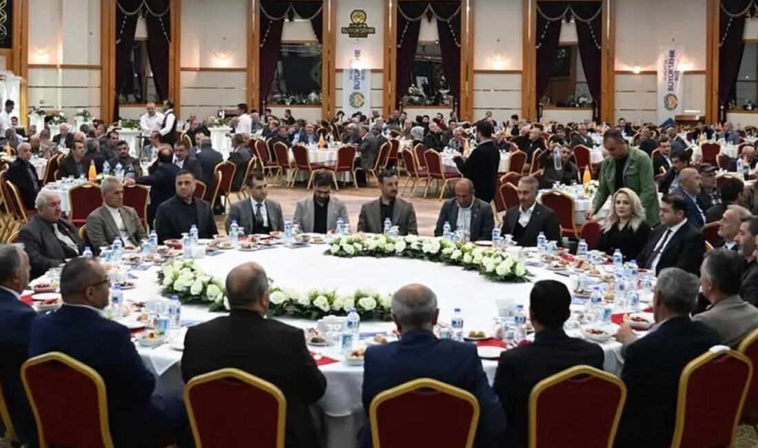 Malatya Büyükşehir Belediye Başkanı Sami Er, iftarda muhtarlarla bir araya
