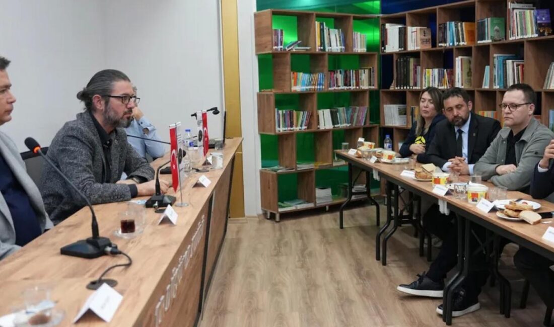 Bursa'da Osmangazi Belediye Başkanı Erkan Aydın, TR Düşünce Kulübü’nün düzenlediği