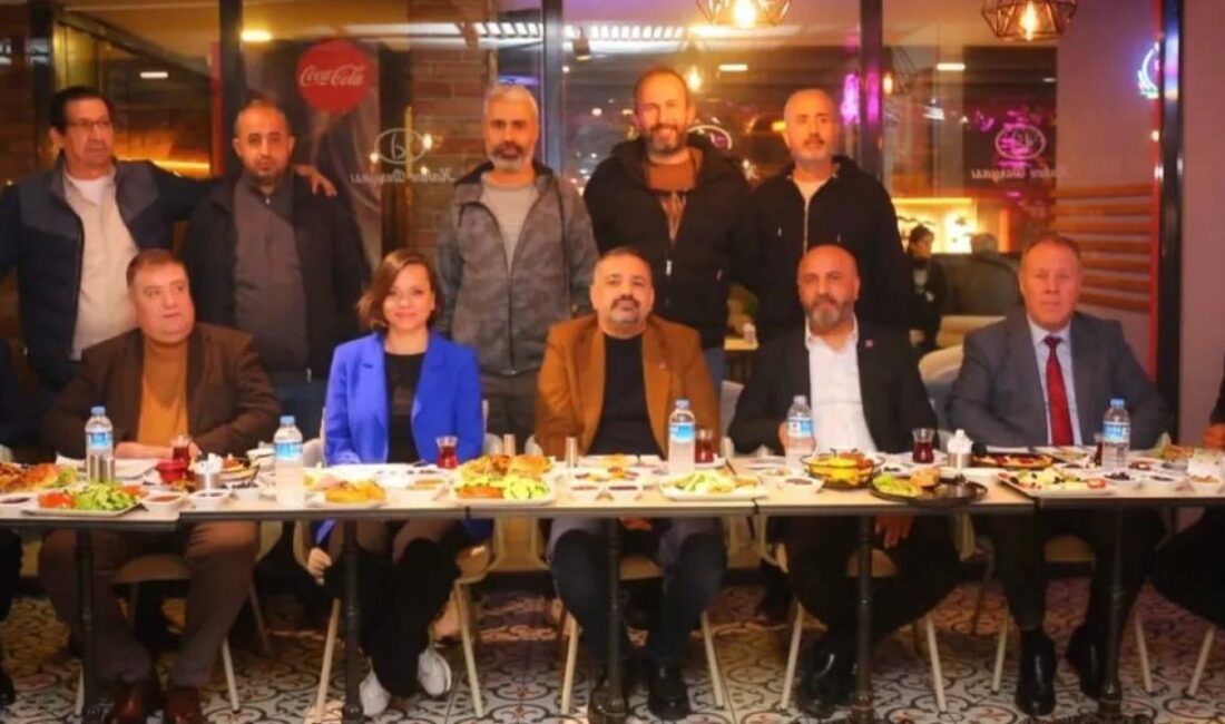 İzmir Karabağlar Belediye Başkanı Helil Kınay, ilçedeki taksicilerle sahurda bir
