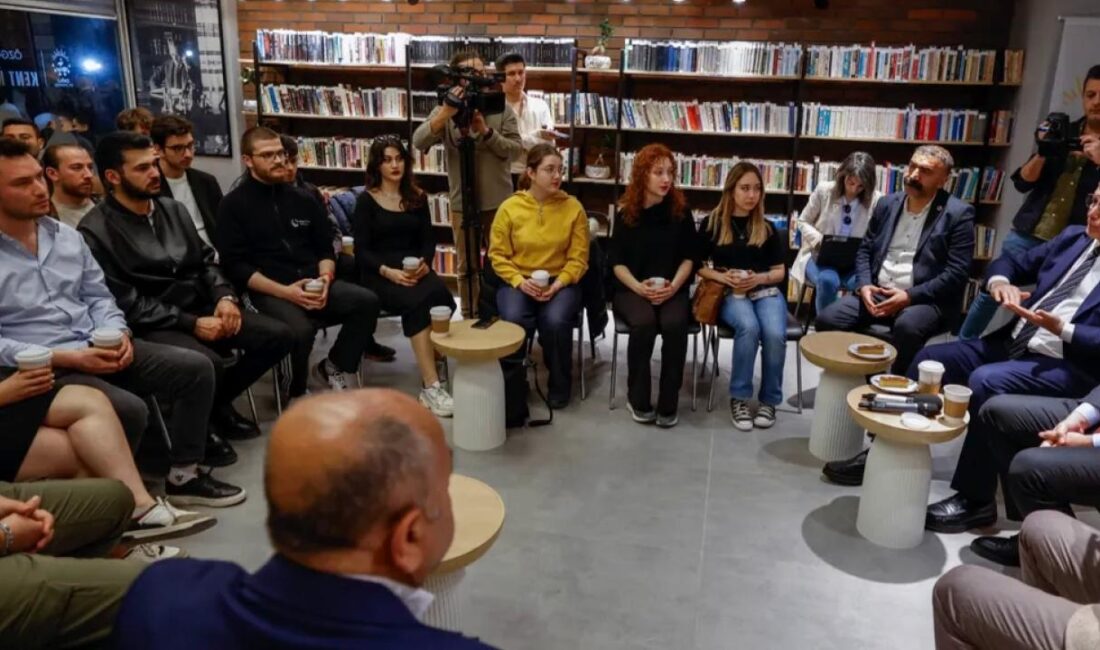 İzmir Büyükşehir Belediye Başkanı Dr. Cemil Tugay, Çiğli’de yurttaşlarla iftarda