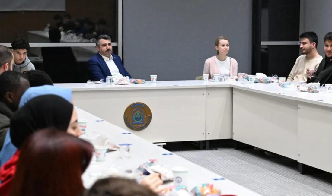 Bursa Yıldırım Belediye Başkanı Oktay Yılmaz, Mümine Şeremet Uyumayan Kütüphanesi’nde düzenlenen