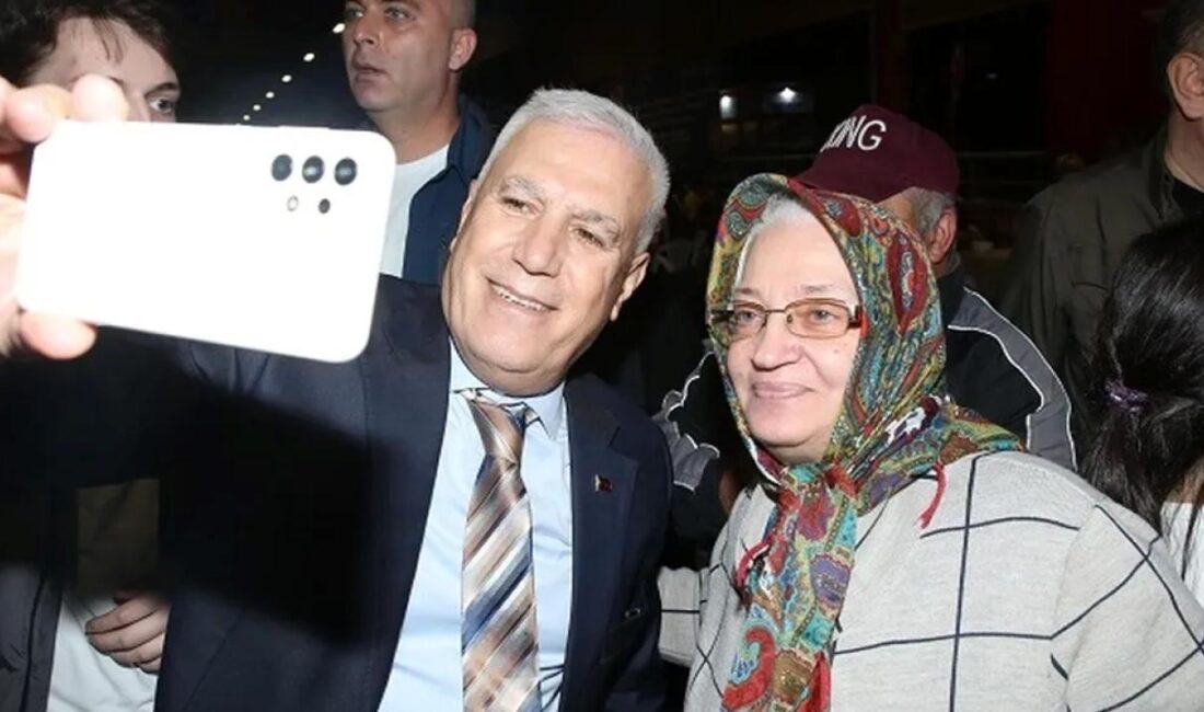 Bursa Büyükşehir Belediyesi’nin Hamitler Mahallesi’nde düzenlediği iftar programında vatandaşlarla bir