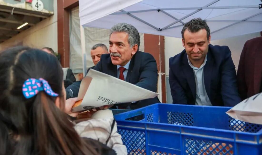 Bursa'da Gemlik Belediyesi, Ramazan ayı dolayısıyla vatandaşlara iftar öncesinde pide