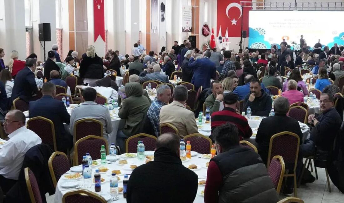 Ankara Keçiören Belediyesi, her akşam kurduğu iftar sofralarında binlerce kişiyi