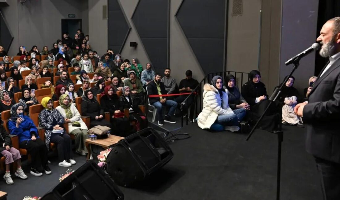Bursa Yıldırım Belediyesi’nin Ramazan etkinliklerine konuk olan Dursun Ali Erzincanlı katılımcılara