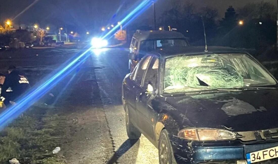 Düzzce'de Beyciler Mahallesi'ndeki kavşakta meydana gelen kazada bir otomobil sürücüsü