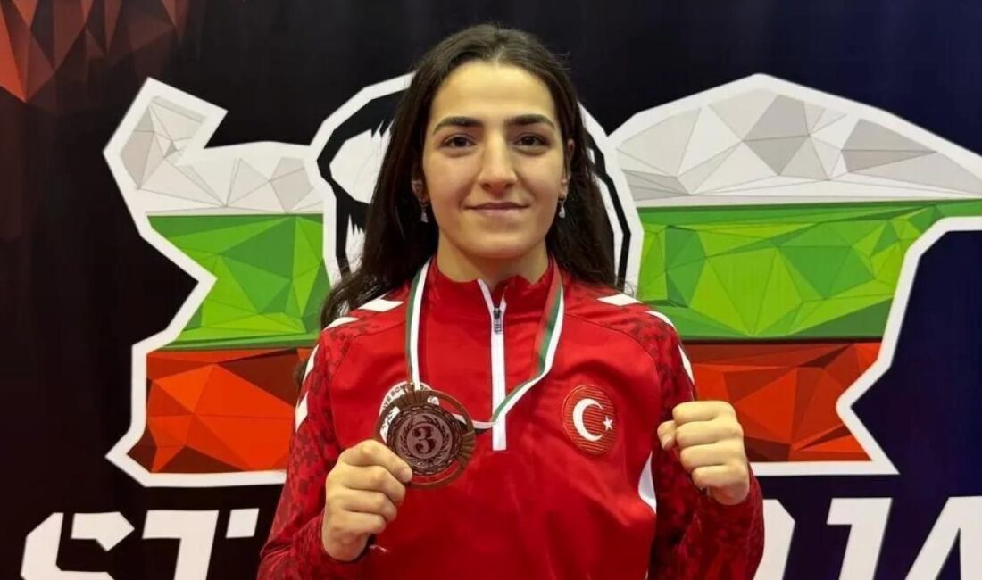 Sakarya Büyükşehir Belediyesi boks sporcusu Ece Asude Ediz, Bulgaristan’da düzenlenen