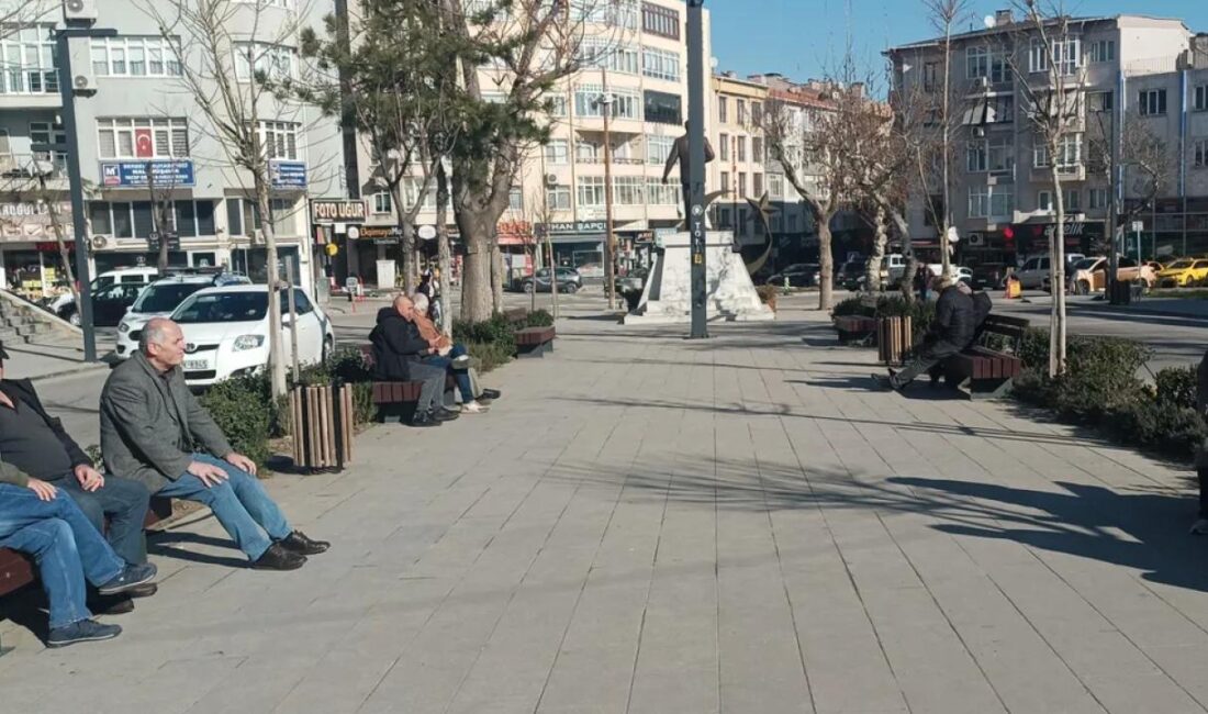 Edirne  Keşan’da baharın yüzünü göstermesiyle birlikte vatandaşlar Cumhuriyet Meydanı ve parklara
