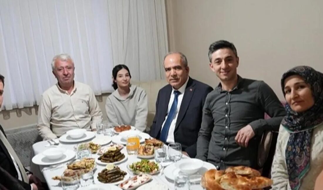 Bursa Osmangazi Belediye Başkanı Erkan Aydın, Fatih Mahallesi’nde ikamet eden