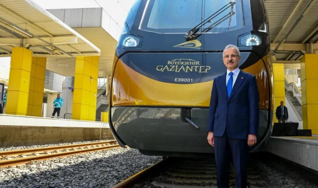 Gaziray'da kullanılacak ilk Milli Banliyö Tren Setinin teslim töreninde ilk