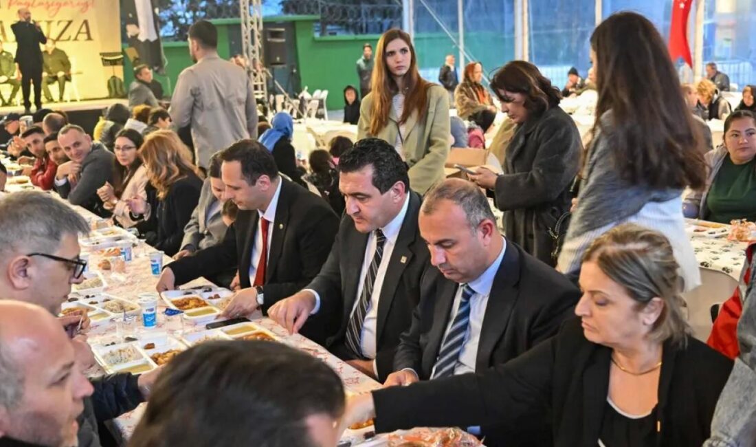 İzmir Bornova Belediyesi Cumhuriyet Meydanı'nda düzenlediği iftarda yaklaşık 1.000 kişiyi