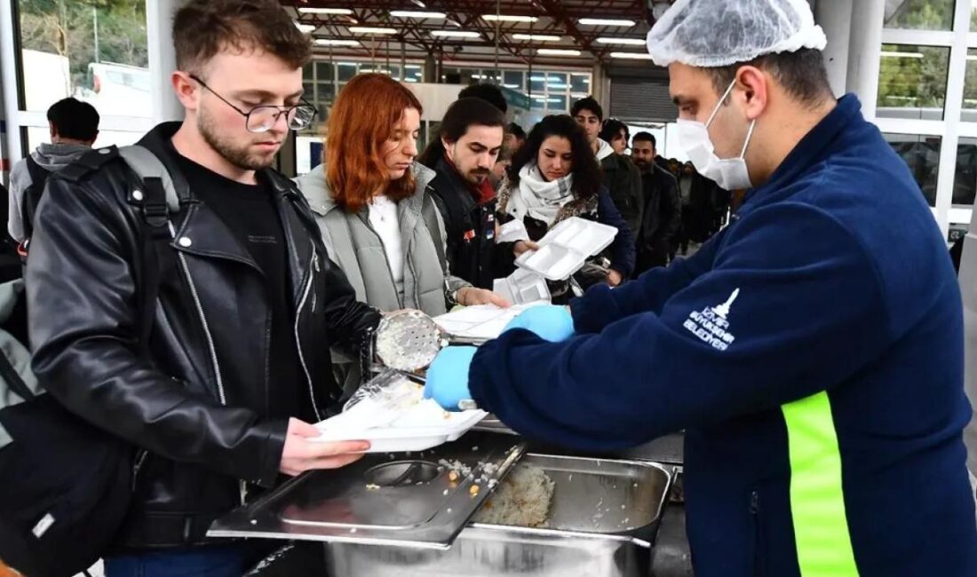 İzmir Büyükşehir Belediyesi, kentteki 6 noktada üniversite öğrencilerine ücretsiz yemek