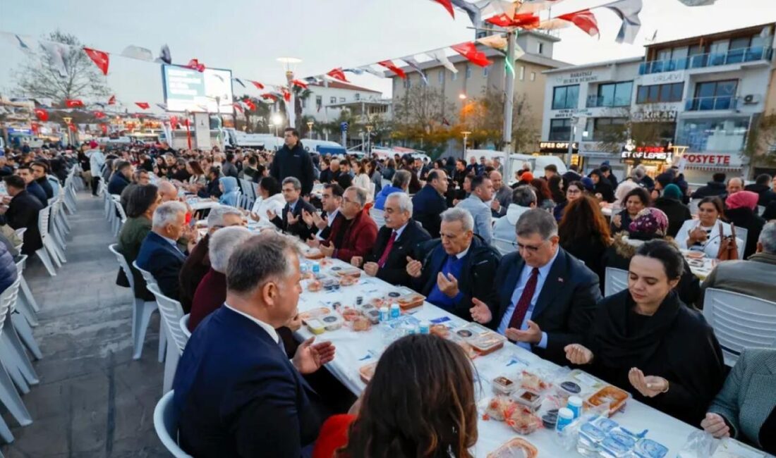 İzmir Büyükşehir Belediye Başkanı Dr. Cemil Tugay, ilçelerde düzenlenen iftar
