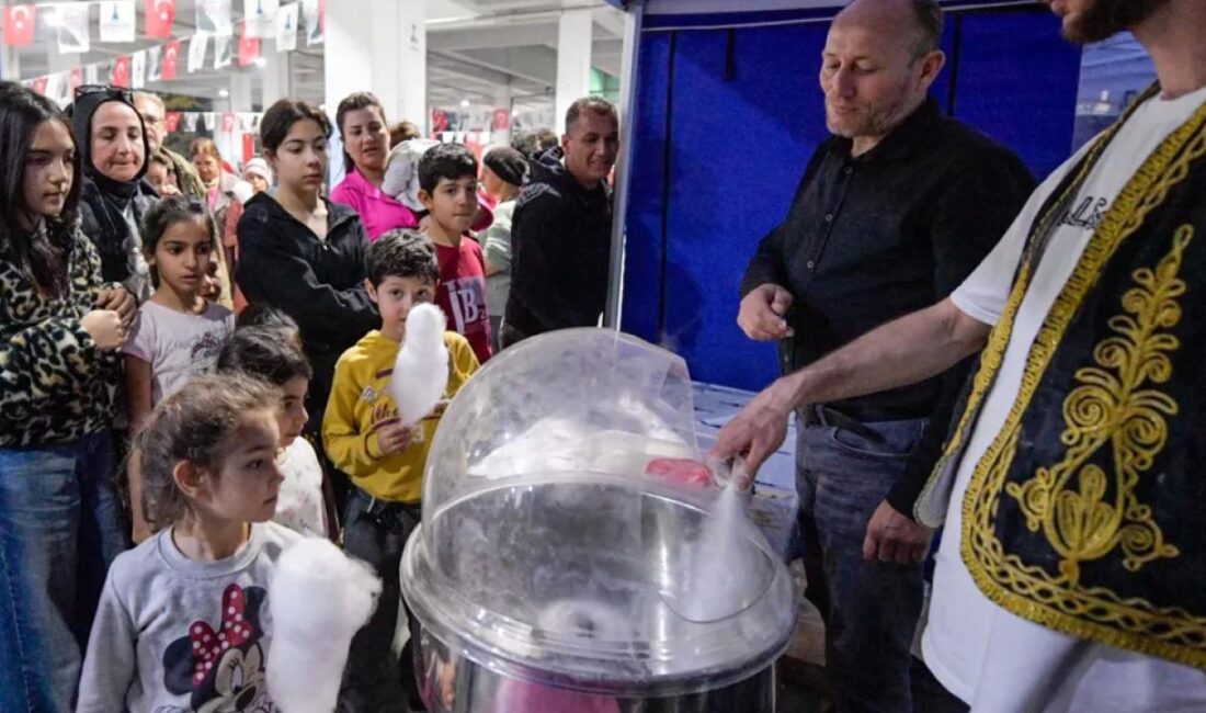 İzmir Büyükşehir Belediyesi’nin Ramazan ayı boyunca 30 ilçede kurduğu iftar