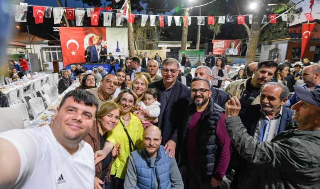 İzmir Büyükşehir Belediyesi’nin ramazan ayı boyunca 30 ilçede kurduğu iftar