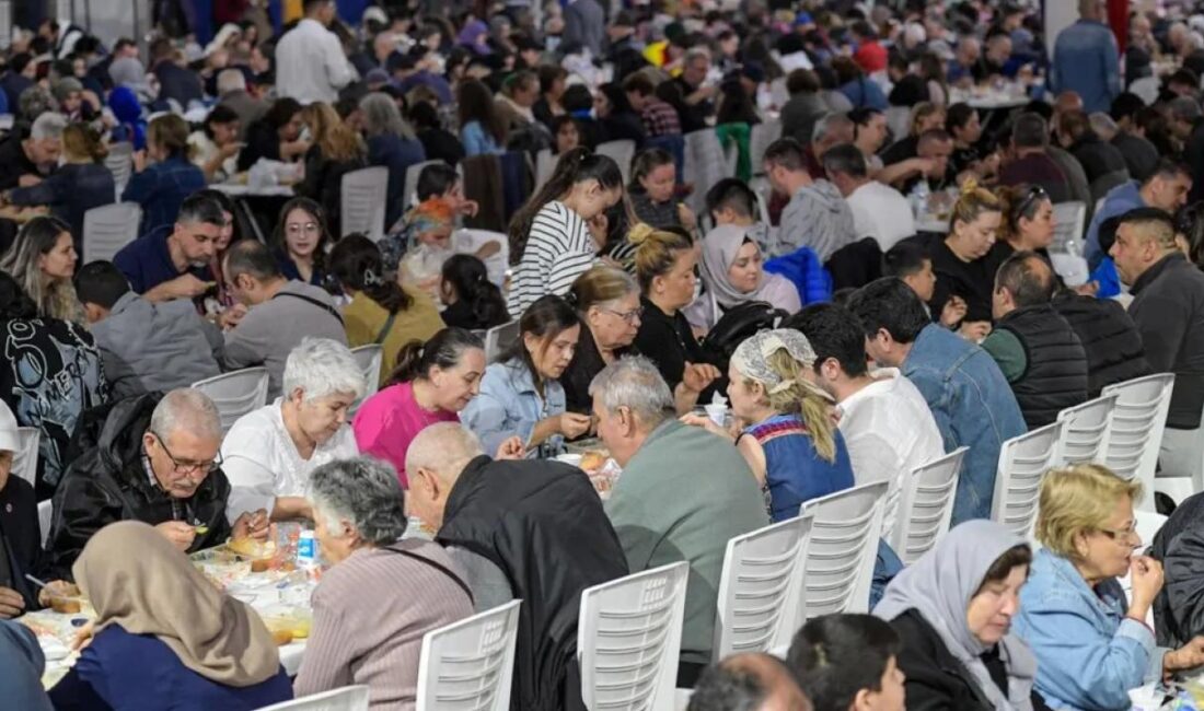 ​İzmir Büyükşehir Belediyesi’nin ramazan ayı boyunca 30 ilçede kurduğu iftar