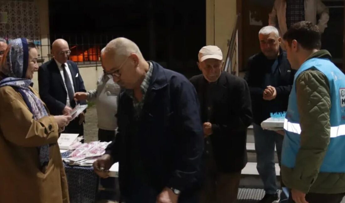 Kocaeli'ye bağlı İzmit Belediyesi, Akmeşe Merkez Cami’nde teravih namazı çıkışı
