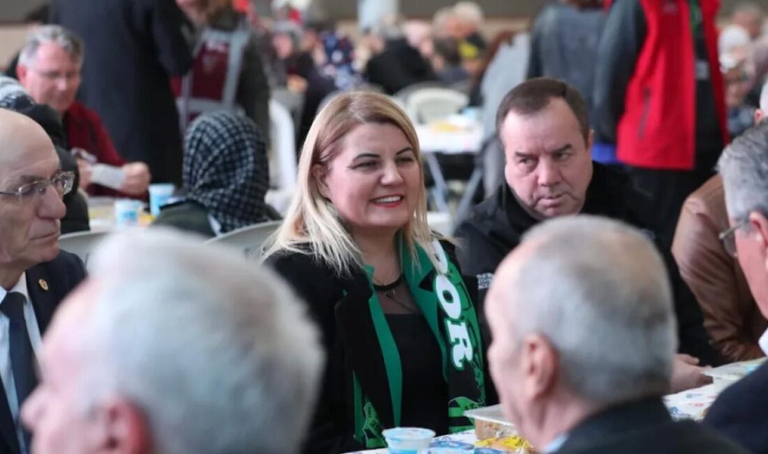 İzmit Belediye Başkanı Fatma Kaplan Hürriyet, Akmeşe’de düzenlenen iftar programında