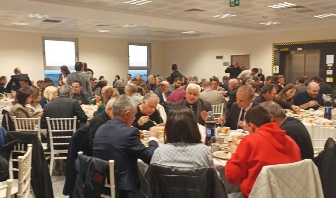 Edirne'de Keşan Devlet Hastanesi, geleneksel iftar programını hastanenin yemekhanesinde gerçekleştirdi.