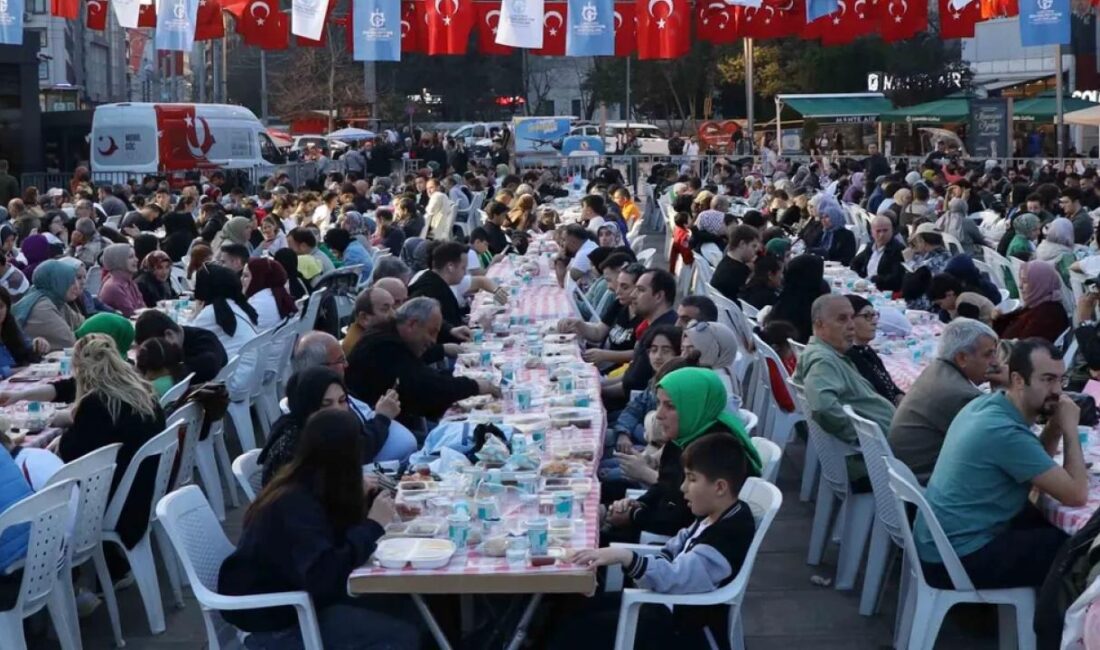 Kocaeli Büyükşehir tarafından İzmit Kent Meydanı’nda her gün 1.500 kişiye