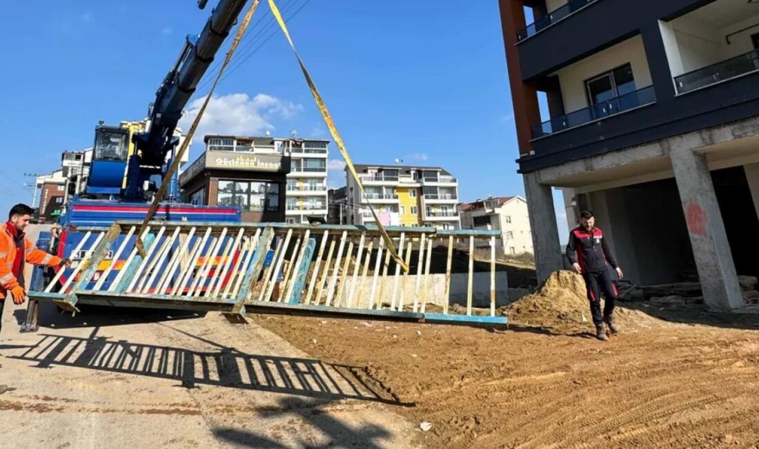Kocaeli Büyükşehir, İzmit Yeşilova Mahallesi Boğazova Caddesi’ndeki korkulukları boyayarak bölgeyi