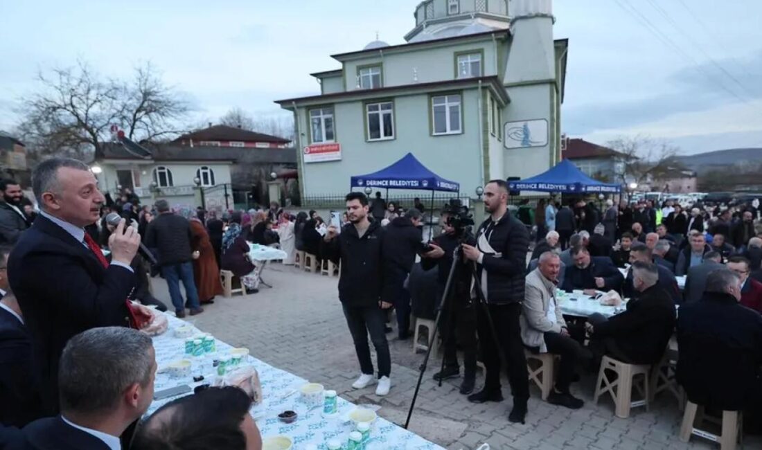 Kocaeli Büyükşehir Belediye Başkanı Doç.Dr.Tahir Büyükakın, Derince Karagöllü’de düzenlenen iftara konuk