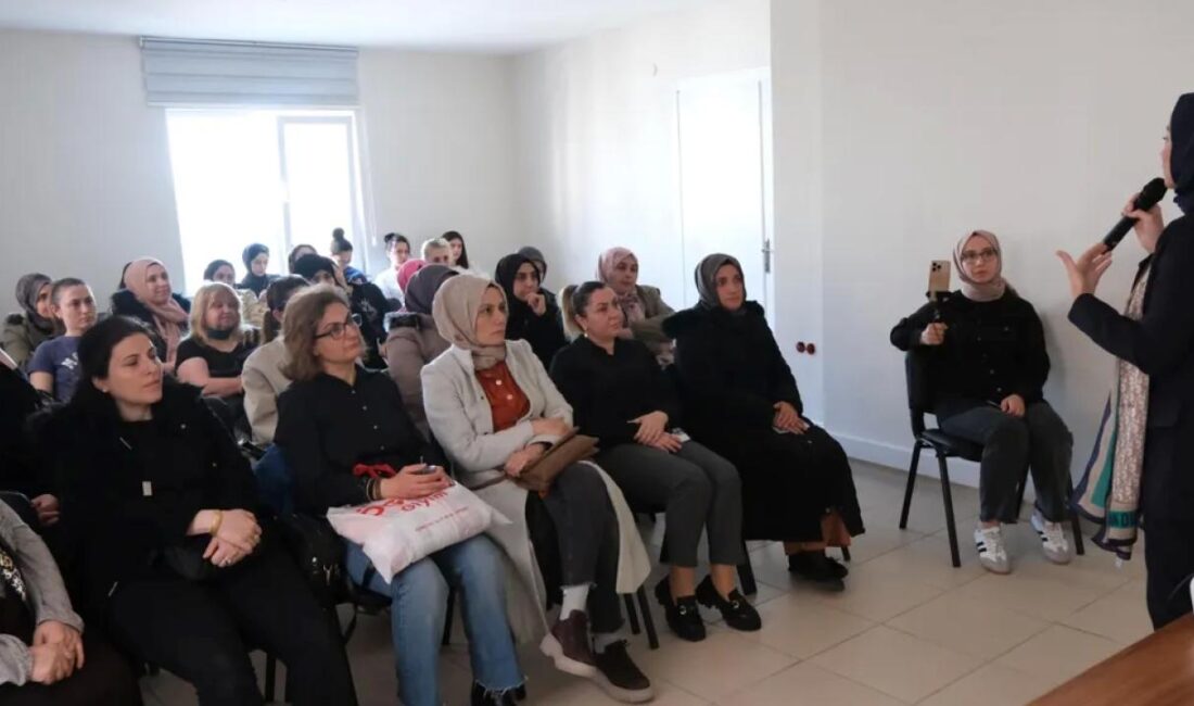 Kocaeli Büyükşehir Belediyesi'nin düzenlediği söyleşide, anne ve babaların çocuklarıyla iletişimde