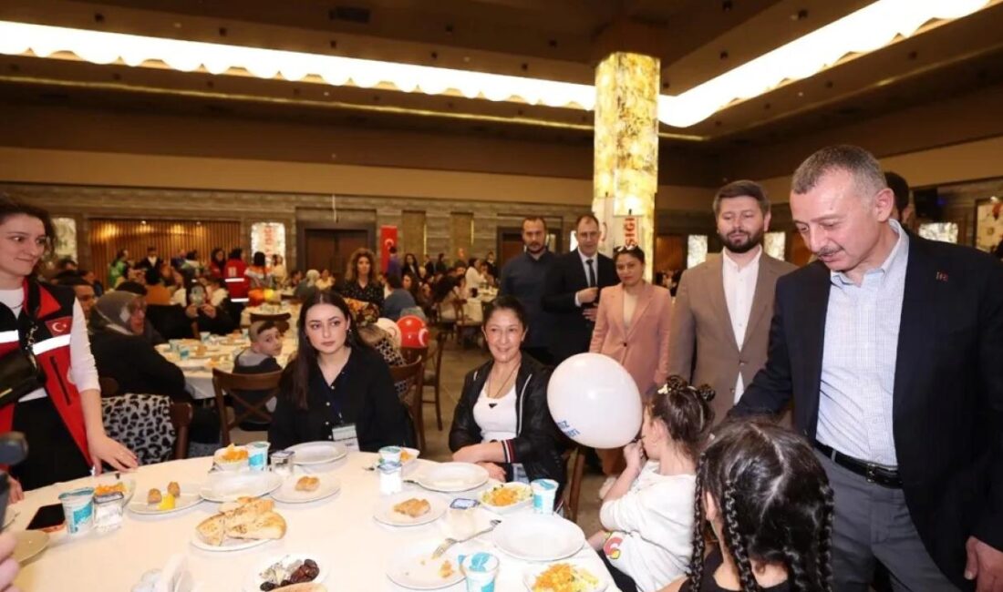 Kocaeli Büyükşehir Belediyesi öncülüğünde organize edilen programda Kocaeli protokolü yetim