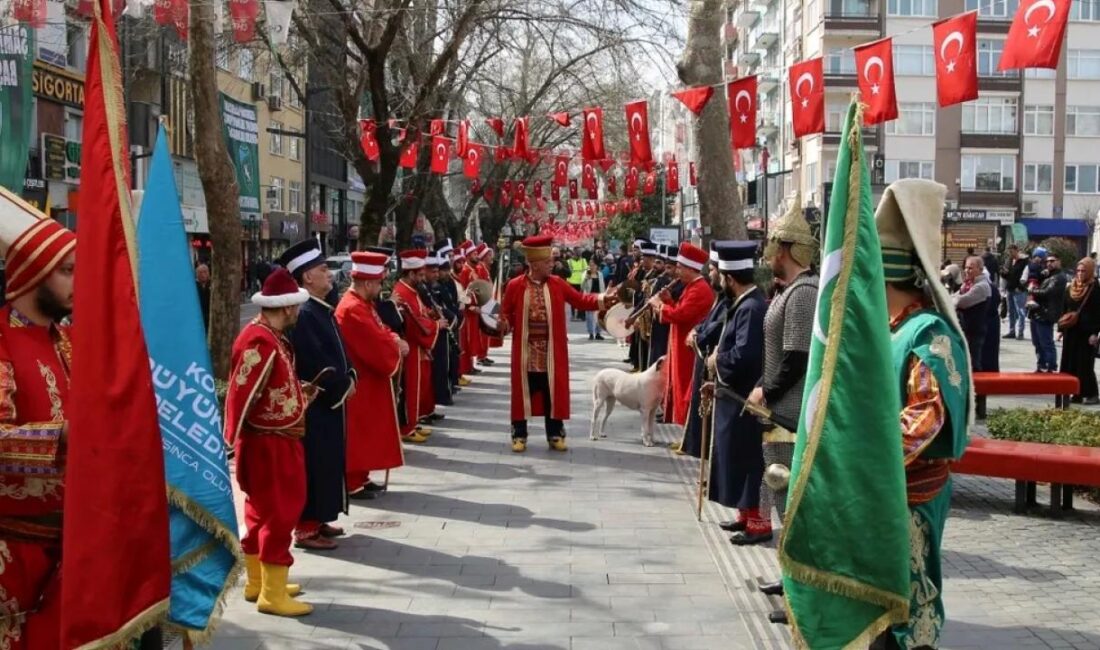Kocaeli Büyükşehir Belediyesi Mehter Takımı, Cumhuriyet Bulvarı’nda verdiği mini konserle