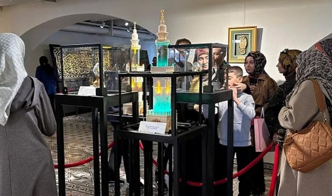Konya'da Taş Bina Sergi Salonu’ndaki “Mukaddes Emanetler Sergisi” vatandaşlardan gelen