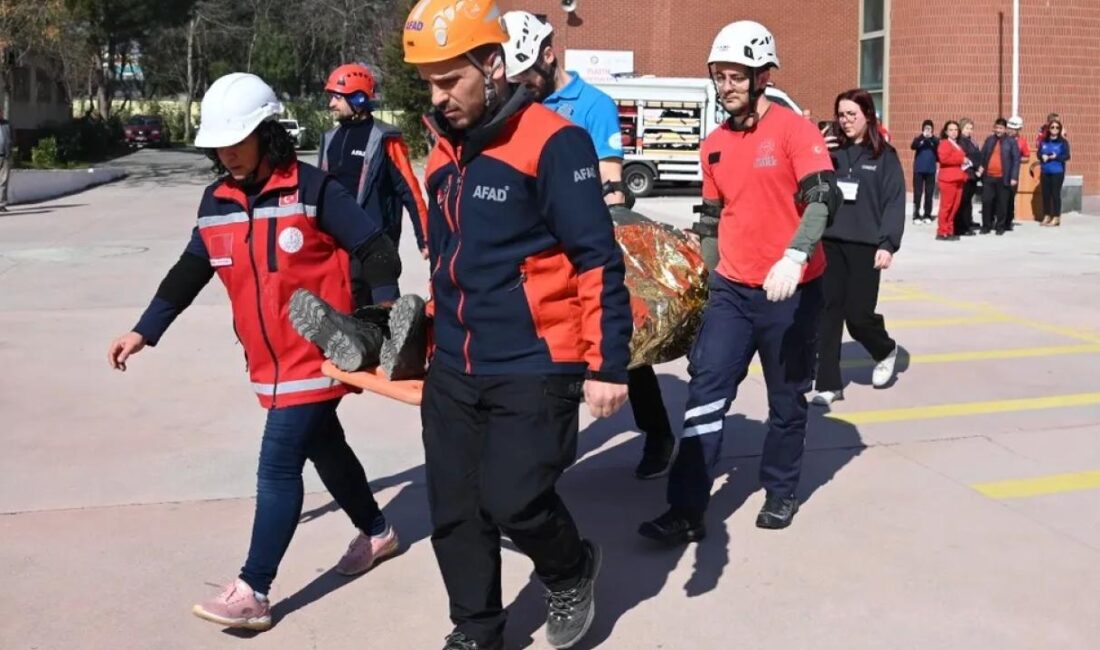 Manisa Büyükşehir Belediyesi İtfaiye Dairesi Başkanlığı ekipleri, okulların deprem ve