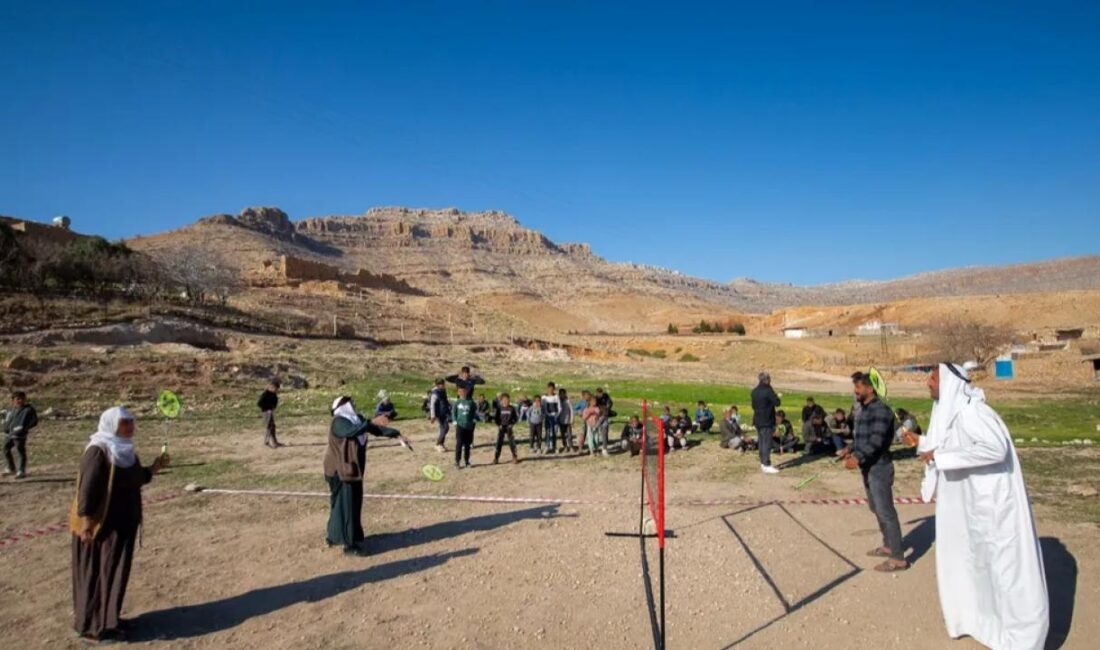 Mardin’in Kızıltepe ilçesine bağlı Akçapınar köyünde vatandaşlar şalvar ve fistanını