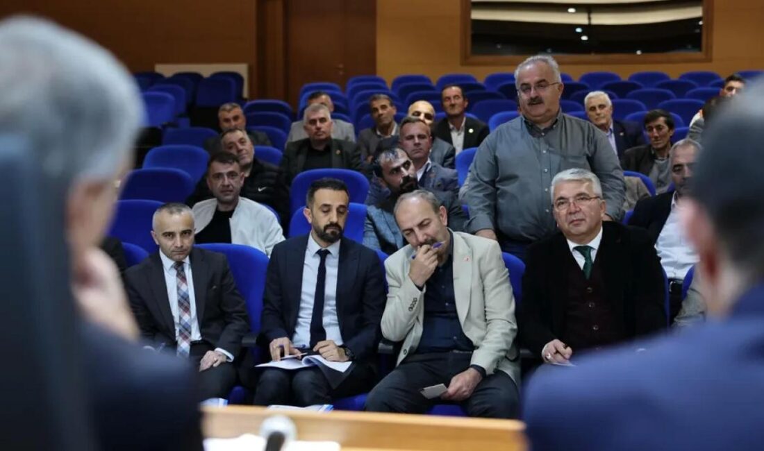 Sakarya'nın Kocaali ilçesinde muhtarlarla bir araya gelen Büyükşehir Belediye Başkanı