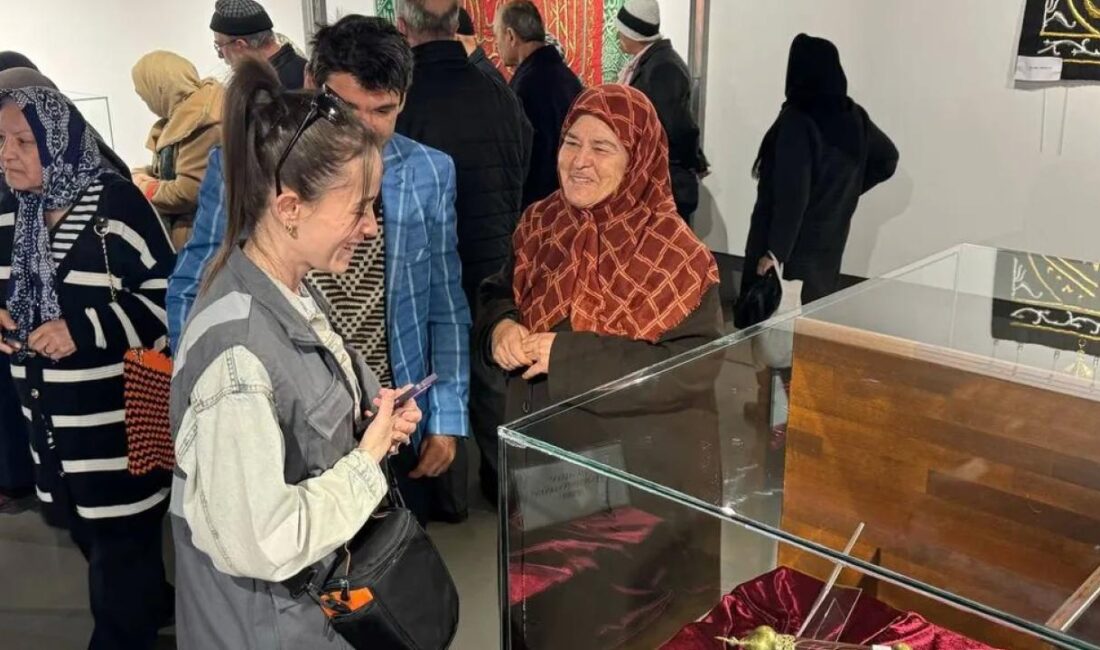 Sakarya Büyükşehir Belediyesi'nin vatandaşlarla buluşturduğu Hz. Muhammed’in (S.A.V) Mukaddes Emanetleri,