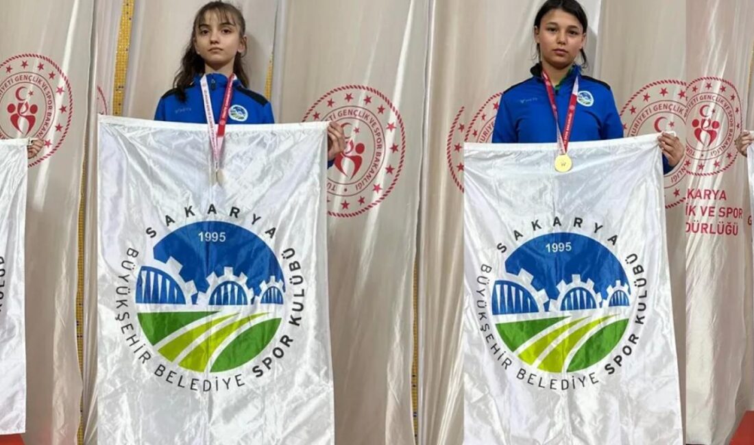 Sakarya Büyükşehir Belediyesi taekwondo sporcuları, Kütahya’da düzenlenen Yıldızlar Türkiye Grup