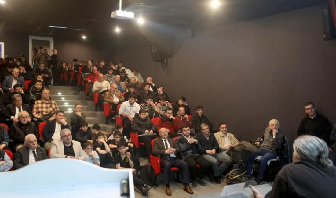 Sakarya Büyükşehir Belediyesi’nin OSM’de düzenlenen “Futbola Dair” söyleşisinde sevenleriyle buluşan