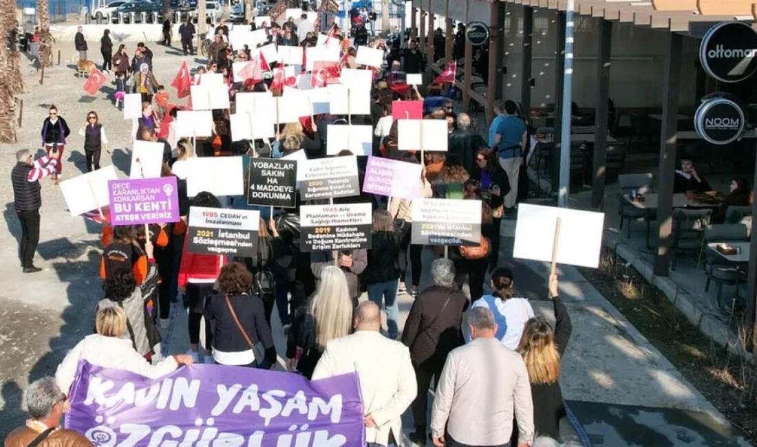 İzmir Güzelbahçe Belediyesi’nin düzenlediği Dünya Emekçi Kadınlar Günü programında kadınlar,